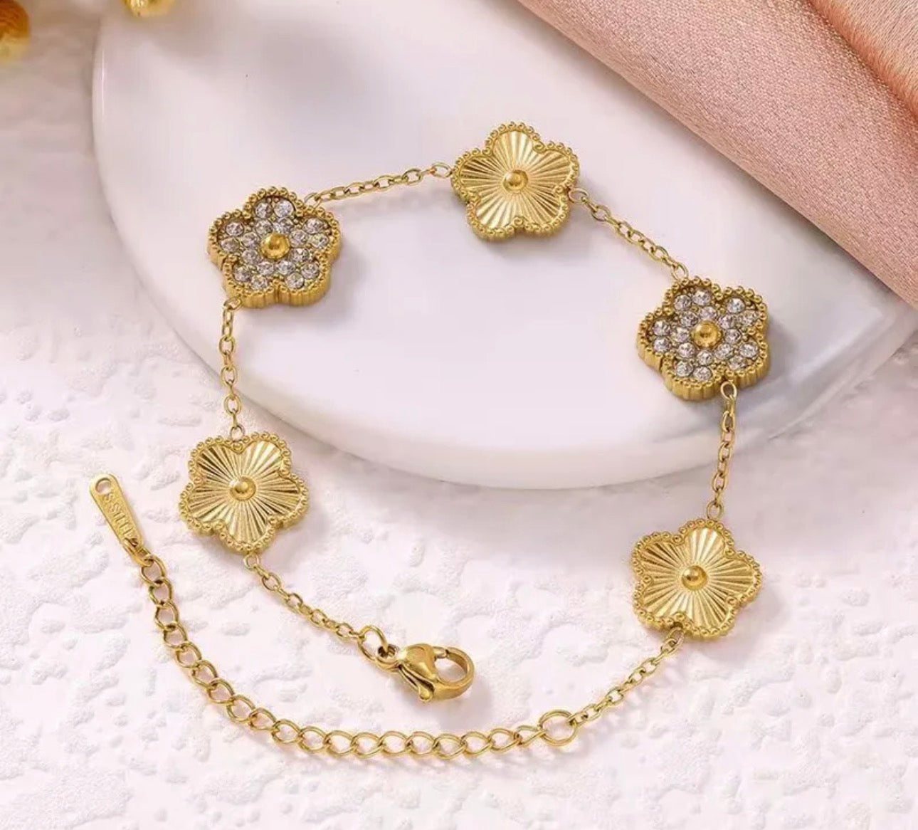 Golden Clover Bracelet ✨NEW✨